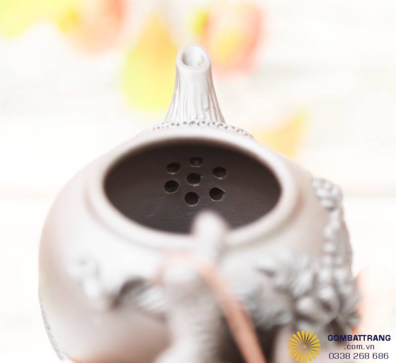 Khi nhìn vào miệng ấm, dễ thấy phần lọc được khoét lỗ đều nhau, giúp nước trà rót ra mịn và không lẫn cặn. Người yêu trà sẽ thích chi tiết nhỏ này vì giúp rót trà gọn, không đọng giọt.