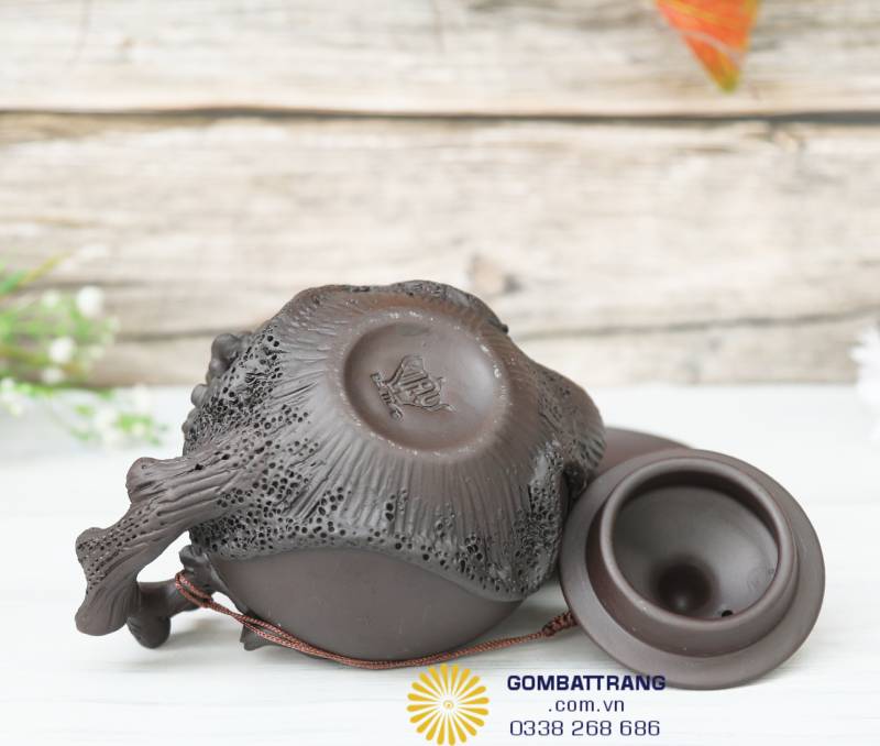 Lật nhẹ ấm lên thấy đáy được khắc rõ logo Gốm Bát Tràng – chứng nhận hàng chính hãng. Bề mặt đáy gốm mịn, phẳng, không vênh, khi gõ phát ra tiếng “ting” trong trẻo của gốm chuẩn.