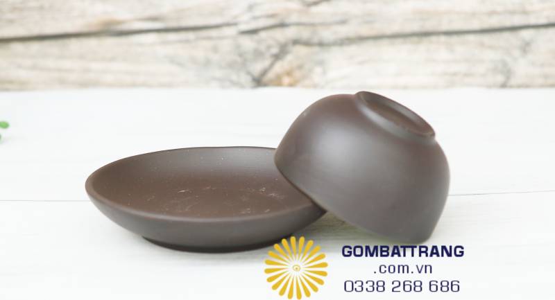 Nắp và đĩa được hoàn thiện đồng tông, màu trùng khớp và đường men đều. Khi đặt lên nhau, các chi tiết liền lạc, không chênh mép, tạo cảm giác sản phẩm đồng bộ và cao cấp hơn so với tầm giá.