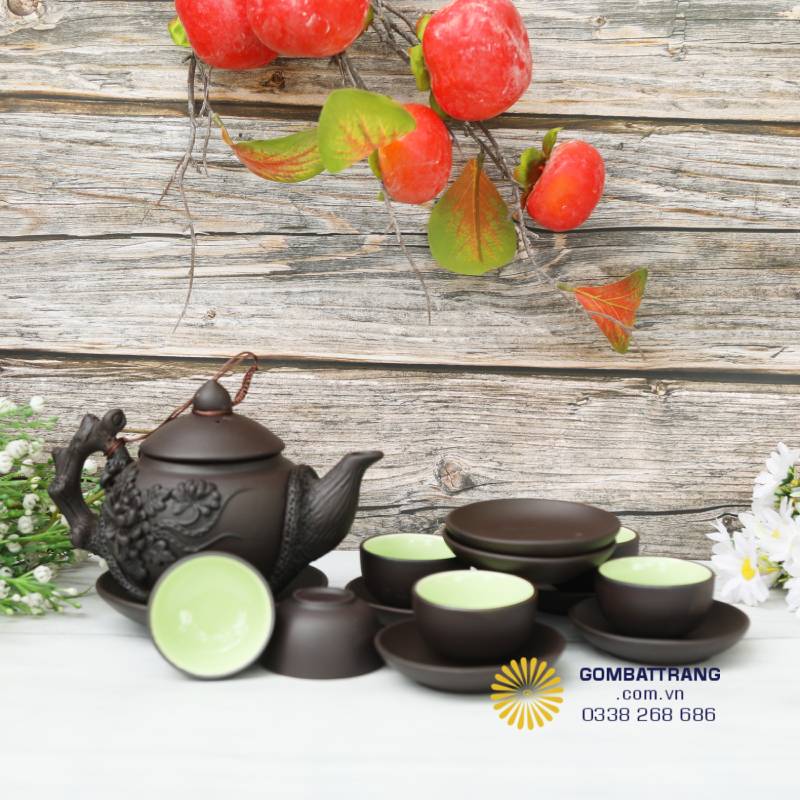 Nhìn tổng thể, bộ ấm trà đạo Bát Tràng toát lên vẻ sang trọng mà giản dị. Gam nâu trầm kết hợp lòng chén xanh ngọc làm nổi bật từng chi tiết, tạo cảm giác tinh tế và ấm áp ngay từ ánh nhìn đầu tiên.