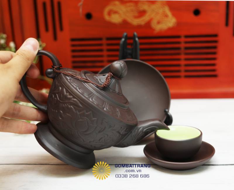 Khi nghiêng ấm, vòi rót vững, dòng nước chảy êm không đọng giọt – đó là thử thách lớn nhất trong tạo dáng. Cảm giác như đất và nước cùng nói chuyện, tất cả đều đạt đến sự cân bằng.