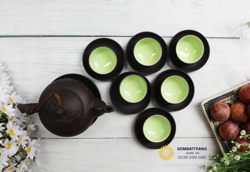 Bộ ấm uống trà Bát Tràng gồm 1 ấm và 6 chén đĩa men ngọc, bố cục gọn gàng, dễ sử dụng cho gia đình nhỏ.