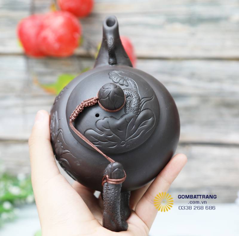 Hình chụp từ trên nắp ấm, phần dây buộc chắc chắn giúp cố định nắp khi rót trà.
