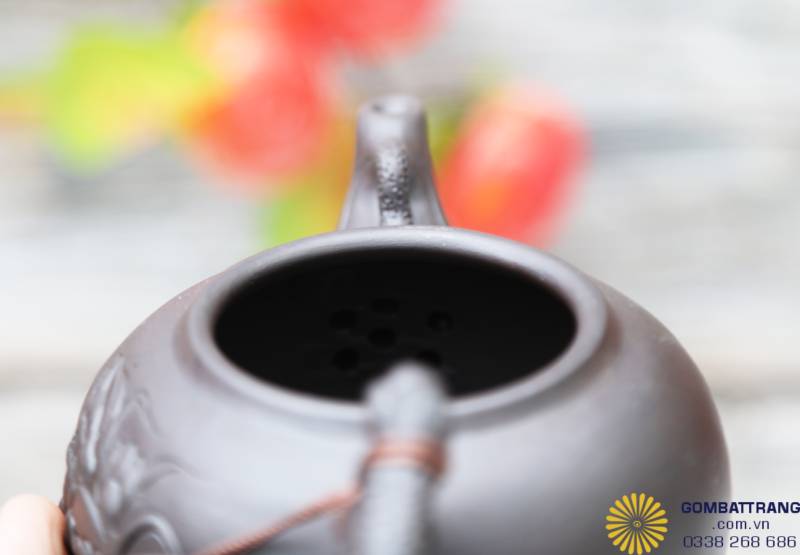 Cận cảnh miệng ấm với các lỗ lọc trà được đục đều, giúp nước trà rót ra mịn và không bị cặn.