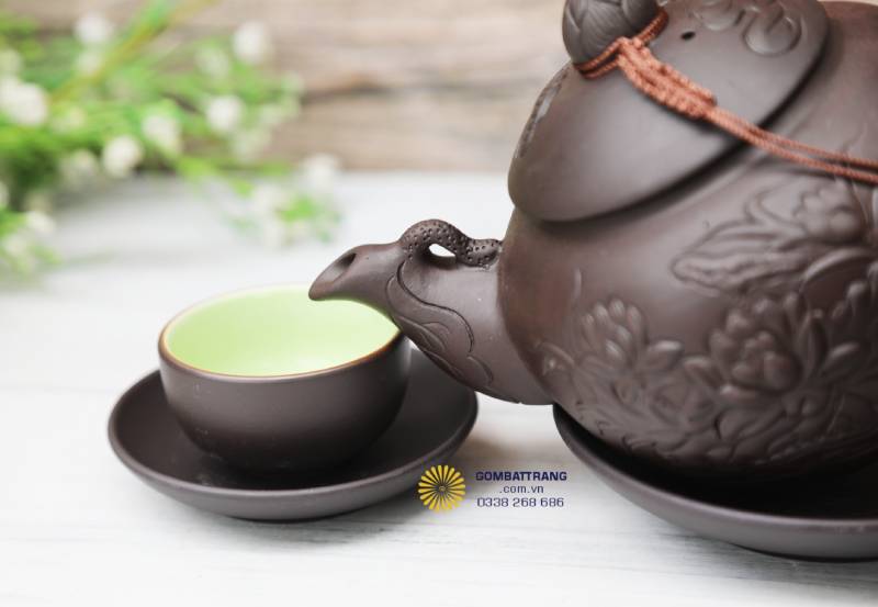 Phối cảnh sử dụng thực tế: ấm và chén đặt cạnh nhau, thể hiện kích thước vừa tay, tiện dụng.