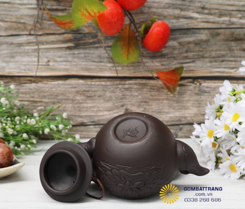 Cận phần đáy ấm với dấu hiệu nhận diện gốm Bát Tràng chính hãng, đảm bảo chất lượng.