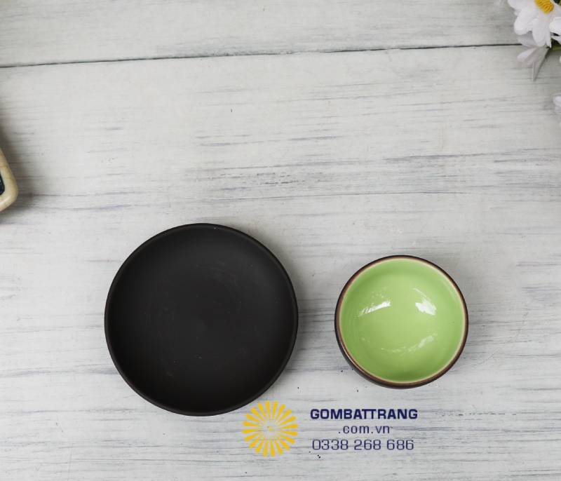 Hai món trà cụ nhỏ gọn chụp riêng, làm nổi bật độ mịn và độ chuẩn màu men ngọc bên trong chén.