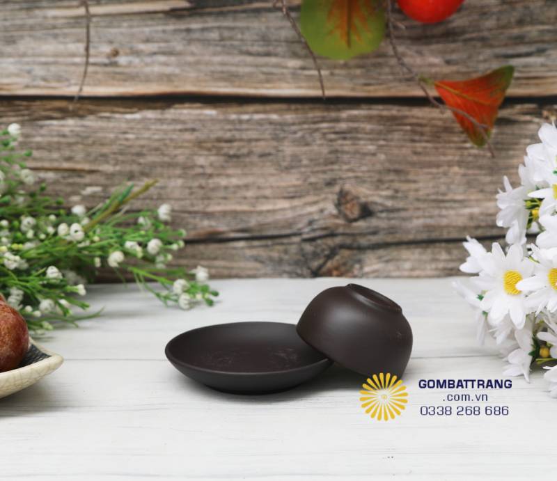 Bộ chén và đĩa đơn giản nhưng thanh lịch, phù hợp nhiều phong cách bày trí bàn trà.