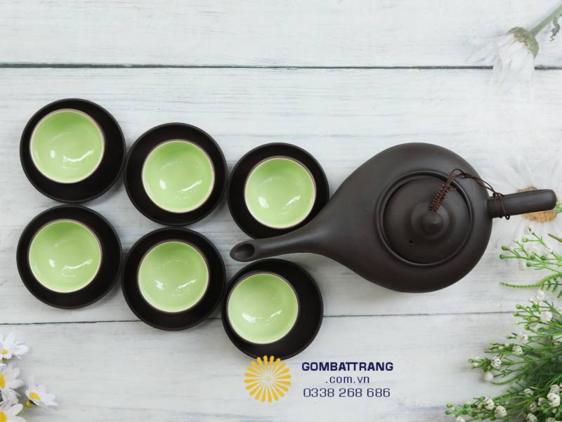 Bộ ấm chén gốm Bát Tràng dưới góc nhìn trực diện tựa bức tranh sắp đặt – nơi màu nâu đất ôm trọn sắc xanh ngọc, tạo nên sự tương phản đầy thi vị.