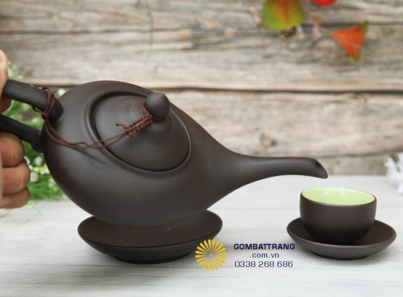 Dáng ấm thuôn dài mềm mại, men nâu mộc mạc kết hợp họa tiết tối giản hiện đại.