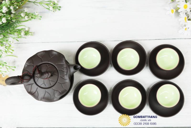 Hòa mình trong không gian gỗ mộc và hoa trắng, bộ ấm chén Bát Tràng mang vẻ đẹp tự nhiên, nhẹ nhàng, gợi cảm giác gần gũi và thanh thoát.