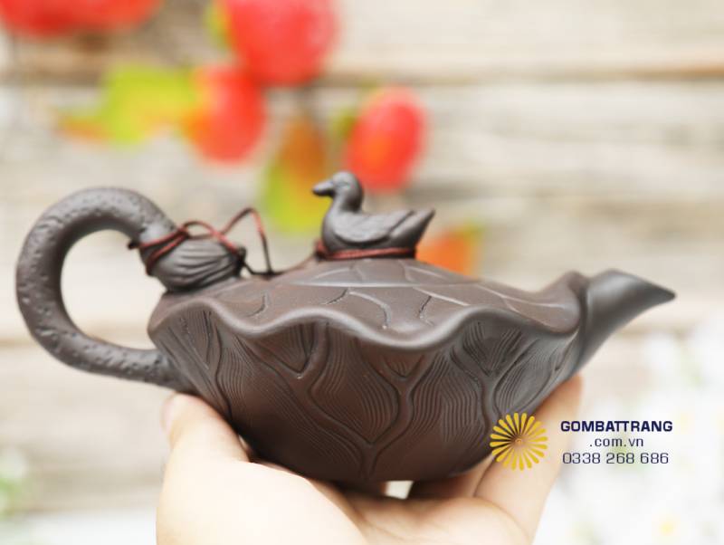 Dáng ấm mô phỏng hình lá sen vươn lên tự nhiên, từng đường khắc nổi uyển chuyển, gợi cảm giác nhẹ nhàng và chan chứa cảm xúc nghệ thuật.