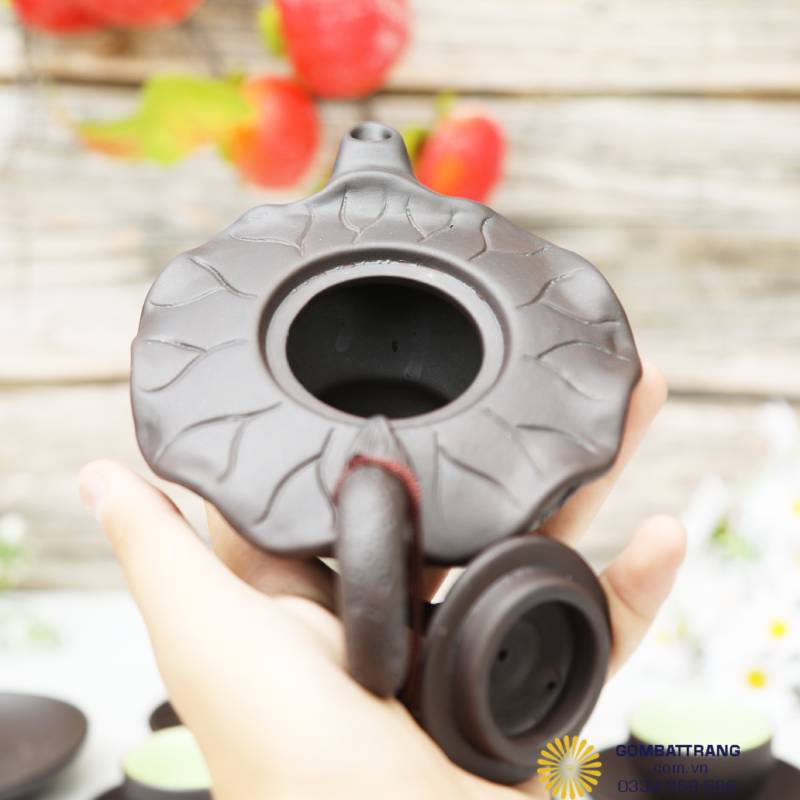 Miệng ấm được tạo dáng chính xác, rót trà êm và giữ nhiệt tốt, kết hợp giữa kỹ thuật chế tác cổ truyền và công năng sử dụng hiện đại.