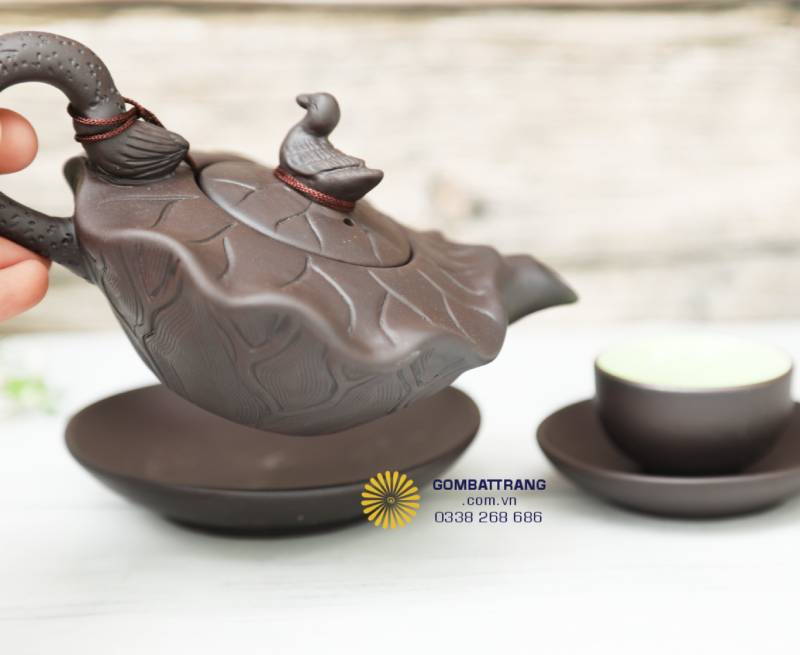 Màu nâu đất của gốm Bát Tràng thuộc hành Thổ, mang năng lượng vững chãi và ấm áp, giúp cân bằng phong thủy và mang đến cảm giác an lành.