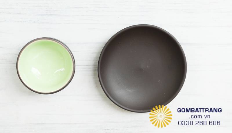 Chén trà men ngọc xanh ánh nhẹ như mặt hồ thu, sắc xanh thanh tịnh phản chiếu ánh sáng, gợi lên nét đẹp văn hóa và tinh thần thưởng trà Việt.