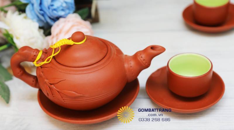 Chi tiết cận cảnh ấm lá trúc, tay cầm cong mềm, vòi dài rót êm, nắp ấm