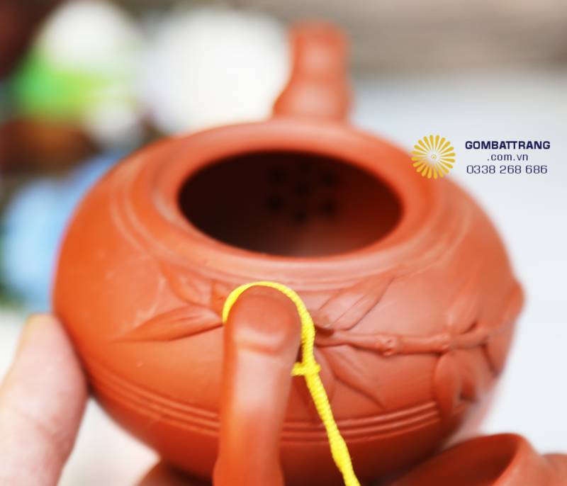 Lưới lọc được đục lỗ tròn đều tay, đảm bảo nước trà rót ra trong, không cặn. Miệng ấm bo tròn, dễ vệ sinh, tránh nứt men. Bên trong không tráng men để giữ nguyên vị trà tự nhiên.