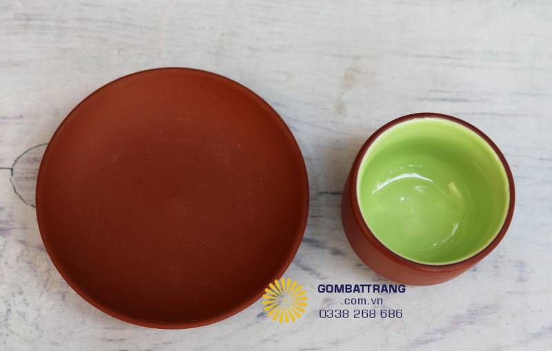 Men xanh ngọc phản chiếu sắc trà như ánh bình minh trong lòng đất đỏ Bát Tràng – vừa cổ điển vừa hiện đại.