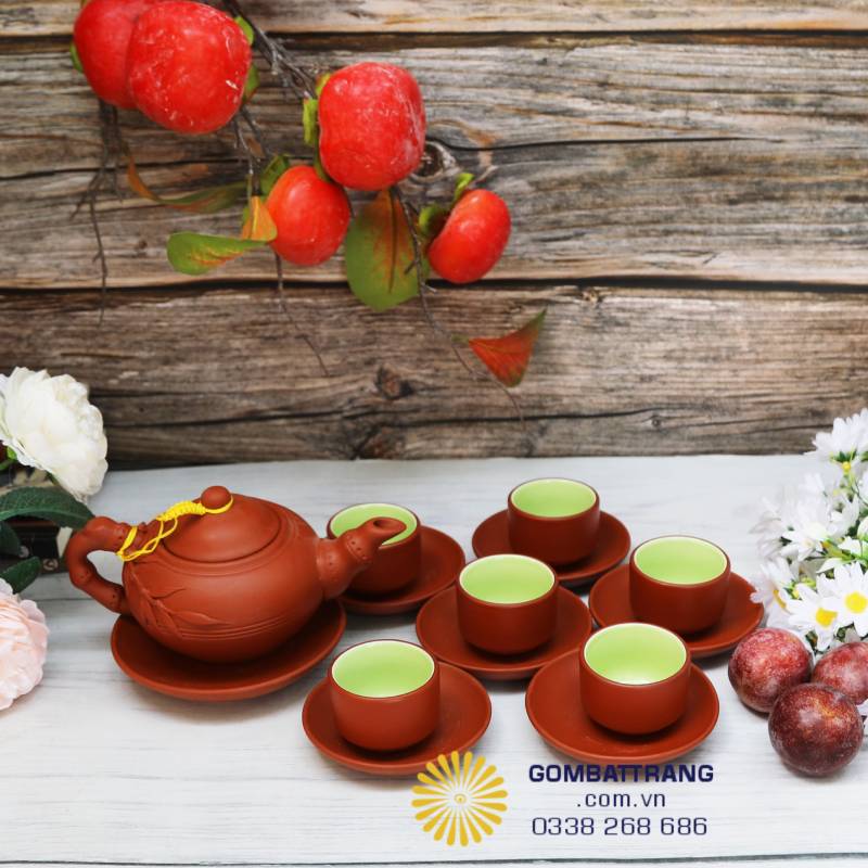 Bộ ấm chén gốm lá trúc gồm: 1 ấm trà, 6 chén, 6 đĩa lót, 1 khay gốm tạo hình lá, men đỏ nâu đặc trưng, chén lòng men ngọc xanh. Tổng thể hài hòa, thích hợp trưng bày hoặc dùng trong không gian thưởng trà gia đình.