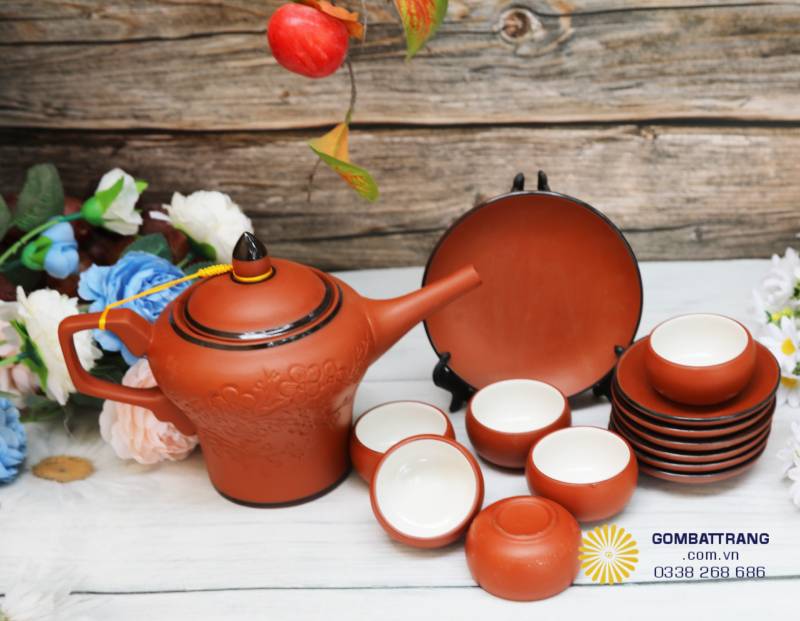 Toàn cảnh bộ ấm chén gốm Bát Tràng hài hòa giữa sắc đỏ nâu và men trắng, thể hiện sự cân bằng giữa truyền thống và hiện đại.