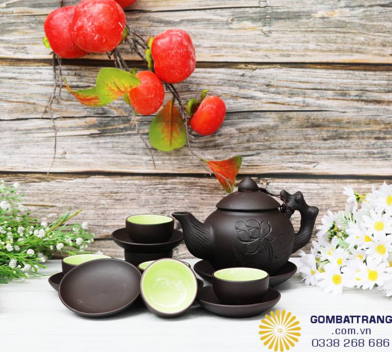 Bộ sáu chén men ngọc xếp vòng tròn như cánh sen nở. Lòng chén xanh ngọc sáng nhẹ, phản chiếu ánh trà vàng, mang đến cảm giác an nhiên và thanh khiết trong từng ngụm trà