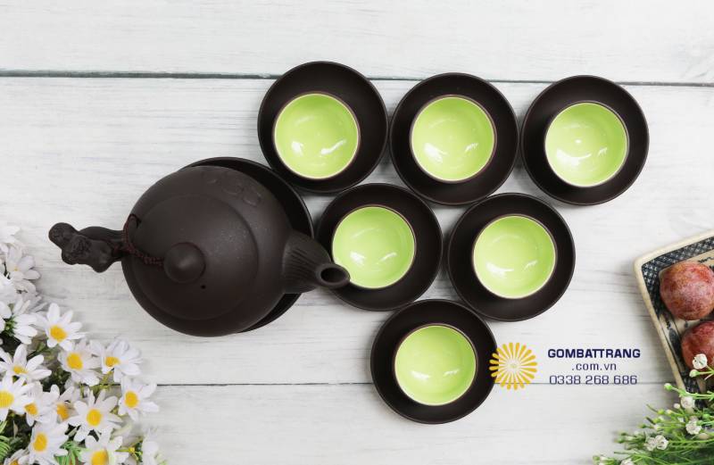 Họa tiết hoa sen khắc chìm trên thân ấm và quai sen uốn lượn tạo nên sự cân đối hài hòa. Bộ ấm như một tác phẩm nghệ thuật thu nhỏ, vừa để thưởng trà, vừa để chiêm ngưỡng.