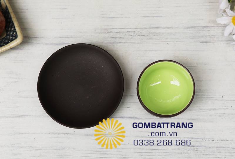 Cận cảnh chén và đĩa trà men ngọc. Màu xanh phản chiếu ánh sáng dịu, tạo cảm giác tươi mát và thanh khiết. Dáng chén tròn nhỏ gọn, vừa tay, giúp giữ hương trà trọn vẹn.