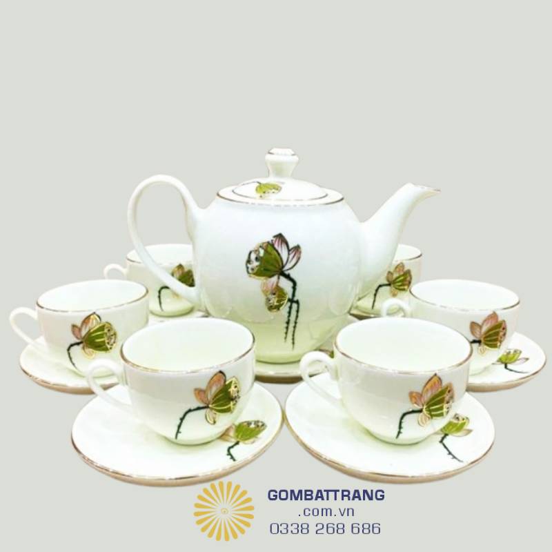 Bộ ấm chén thể hiện tinh thần thưởng trà truyền thống, nơi chiếc ấm giữ vai trò dẫn dắt và kết nối. Chén và đĩa lót hoàn thiện nhịp thưởng trà một cách trọn vẹn và hài hòa.