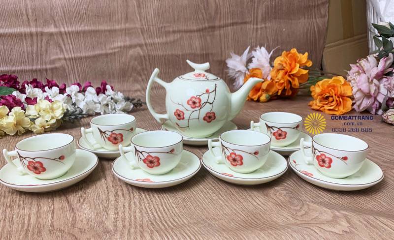 Mỗi họa tiết bưởi và cành đào đều được nghệ nhân vẽ tay bằng cọ lông mảnh, tạo độ mềm, độ loang màu tự nhiên mà các sản phẩm in máy không thể đạt được.