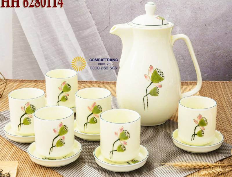 ình tích dáng Tống cao, họa tiết sen lớn tạo điểm nhấn sang trọng.