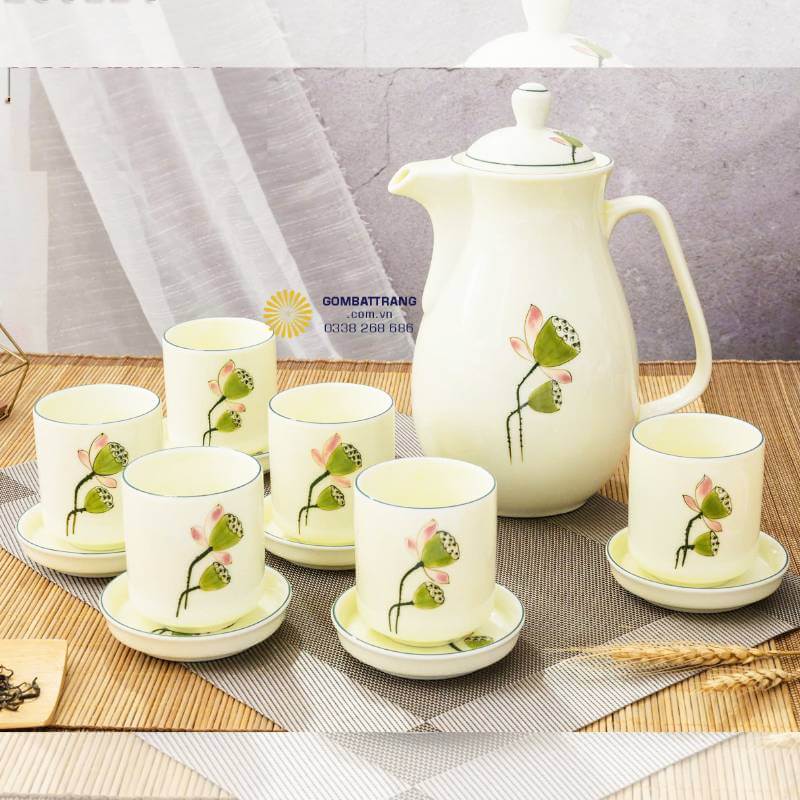 Tổng thể bộ ấm chén men kem phong cách giả cổ, phù hợp phòng khách và văn phòng