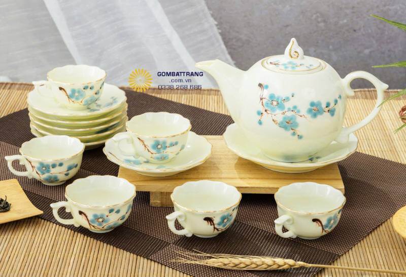 Thiết kế hài hòa giúp bộ ấm chén vừa tiện dụng khi dùng, vừa đẹp khi bày trên bàn trà.