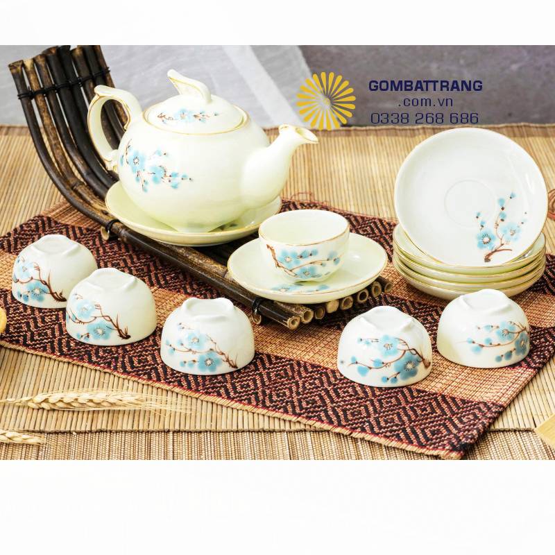 Tổng thể bộ ấm chén mang lại cảm giác cân bằng và trang nhã ngay từ ánh nhìn đầu tiên, với sắc men ngọc ấm áp và bố cục hài hòa. Đây là vẻ đẹp không phô trương, phù hợp với những không gian tiếp khách đề cao sự tinh tế và gu thẩm mỹ chín muồi.