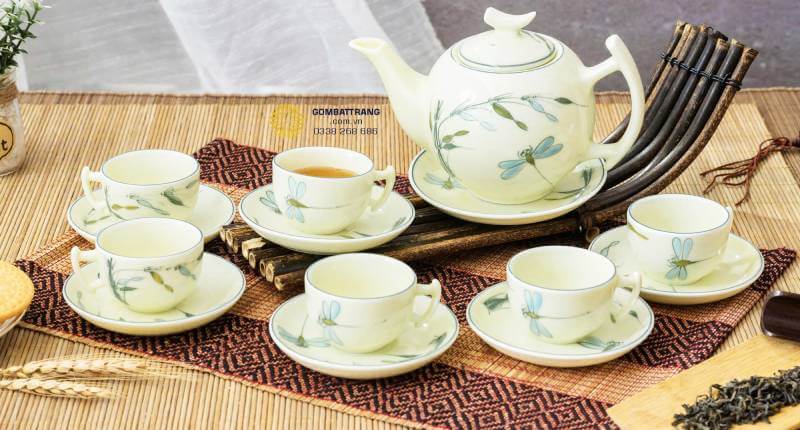 Thiết kế ấm cầm chắc tay, miệng rót không nhỏ giọt, giữ trọn hương vị trà. Chén nhỏ vừa tay, men sáng bóng dễ vệ sinh.