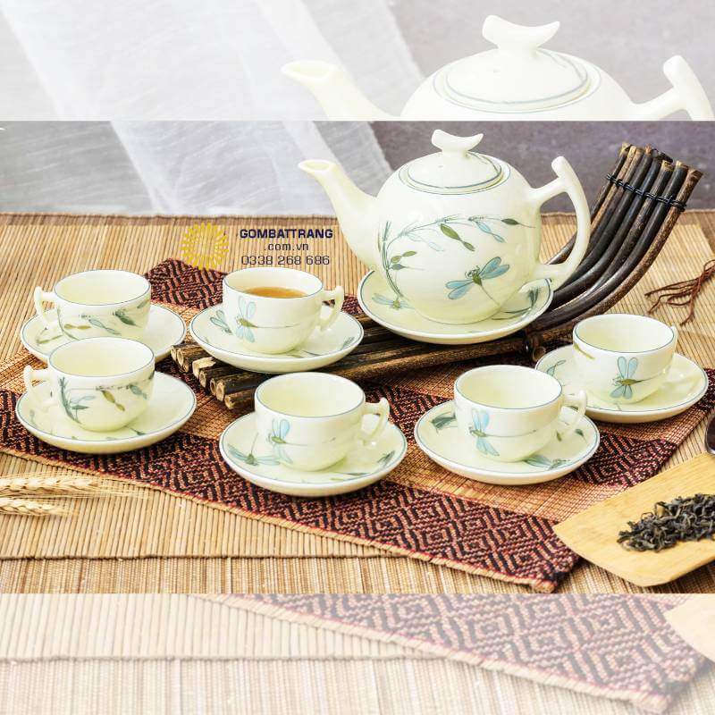 Bộ ấm chén Bát Tràng với màu men truyền thống nổi bật, tạo cảm giác sang trọng khi bày trên bàn trà. Họa tiết vẽ tay mềm mại giúp không gian thêm ấm cúng.