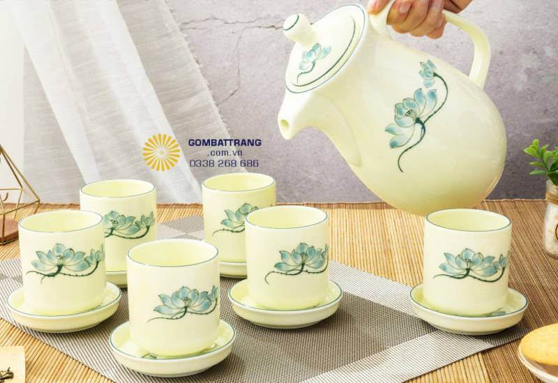 Bộ ấm tích sen xanh dáng trụ tống hiện đại, kẻ chỉ xanh tinh tế. Cốc tống dáng trụ thanh thoát, họa tiết sen xanh lam nổi bật trên nền men kem.