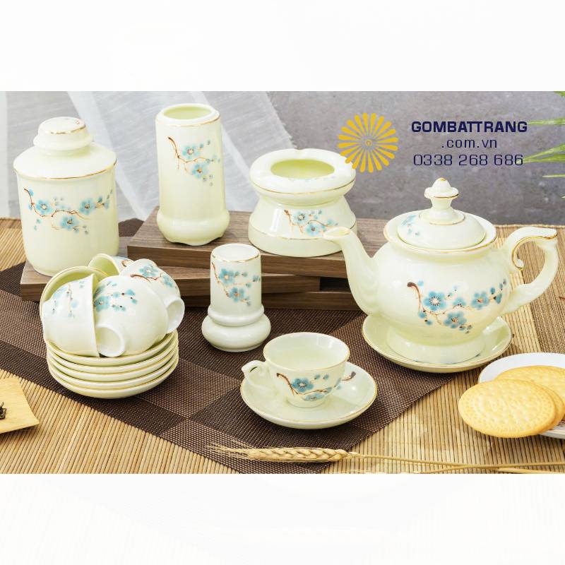  Bộ ấm chén Hoa Đào Xanh được chế tác từ gốm sứ Bát Tràng chính gốc, nung ở nhiệt độ cao, men kem bền đẹp, an toàn cho sức khỏe và chịu được nước nóng lâu dài. Thông tin minh bạch về chất liệu và quy trình sản xuất giúp bạn yên tâm tuyệt đối khi sử dụng.