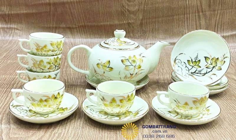 Khi đặt trên bàn trà, bộ ấm chén trở thành điểm nhấn trang trí tinh tế, làm sáng không gian bằng sắc men kem và họa tiết sen vàng kim nổi bật. Phù hợp với phòng khách, phòng trà hoặc không gian tiếp khách mang phong cách sang trọng.
