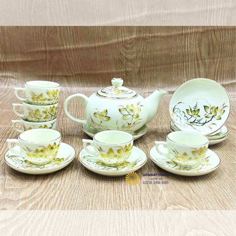 Tổng thể bộ ấm pha trà men kem – hài hòa giữa cổ điển và hiện đại.