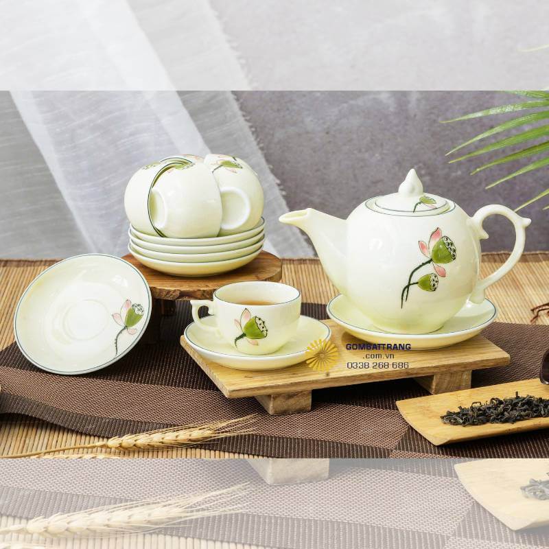 Bộ cốc chén đẹp Bát Tràng mang lại cảm giác an yên và tinh tế cho không gian thưởng trà.