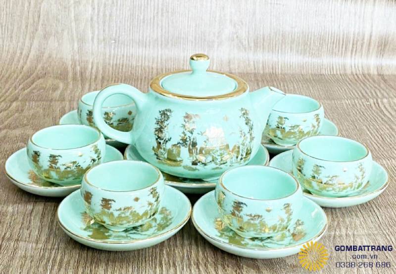 Góc nghiêng thân ấm – Tập trung vào họa tiết tùng nổi bật, thể hiện sự khéo léo của nghệ nhân và độ tinh xảo của các nét vàng mảnh.