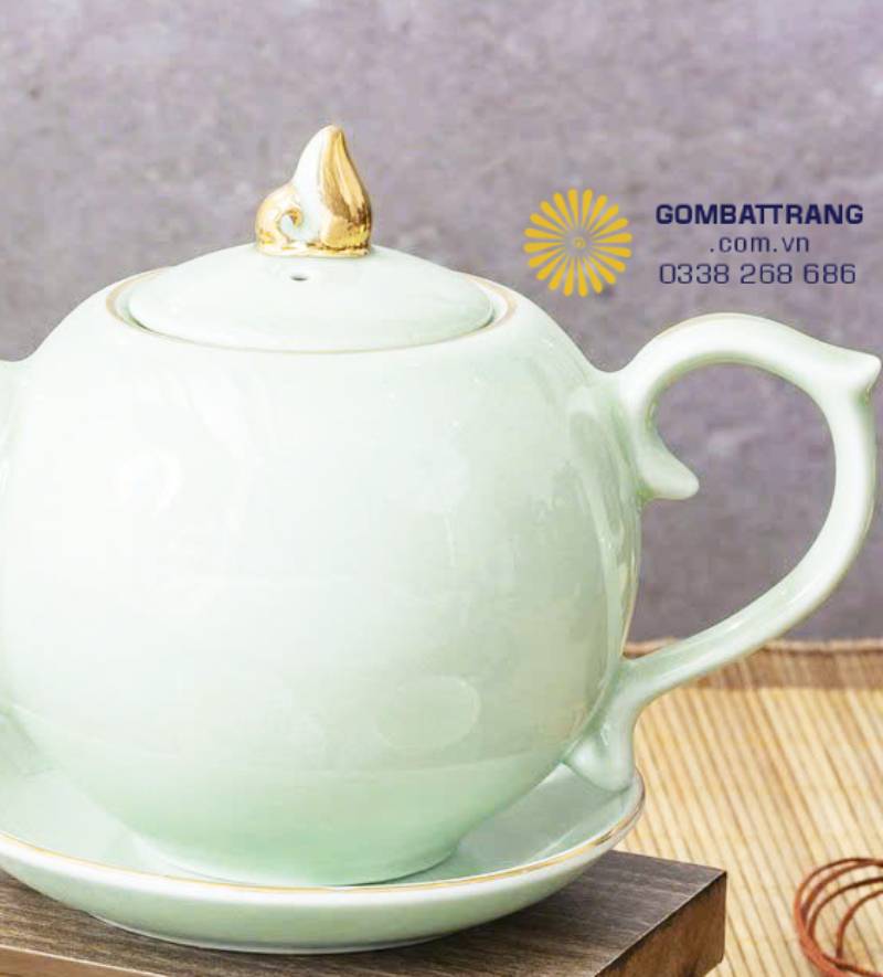 Không còn là quai cong trơn truyền thống, chiếc ấm gây ấn tượng bởi quai uốn lượn hình gợn sóng mềm, tạo nét hiện đại và đậm chất nghệ thuật.