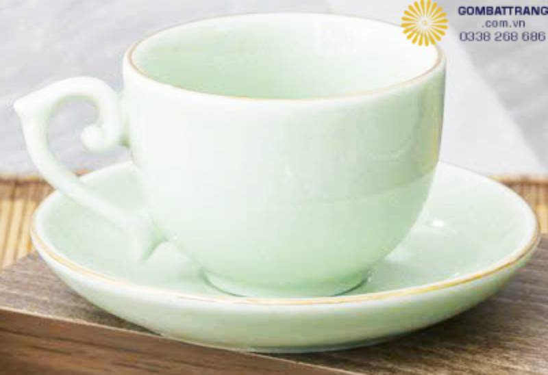 Sáu chiếc tách trà nhỏ đồng điệu trong màu men và đường nét.