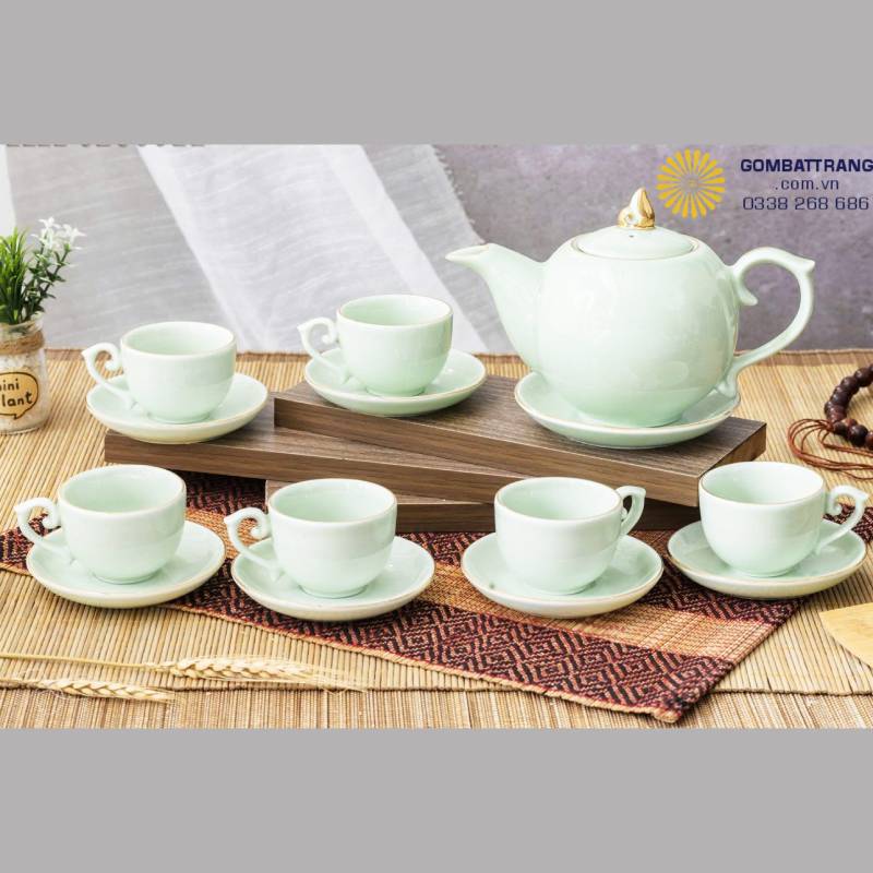Bộ ấm chén men ngọc Bát Tràng gồm 1 ấm và 6 chén, mang vẻ đẹp thanh tao, sang trọng, tạo điểm nhấn tinh tế cho không gian thưởng trà Việt.
