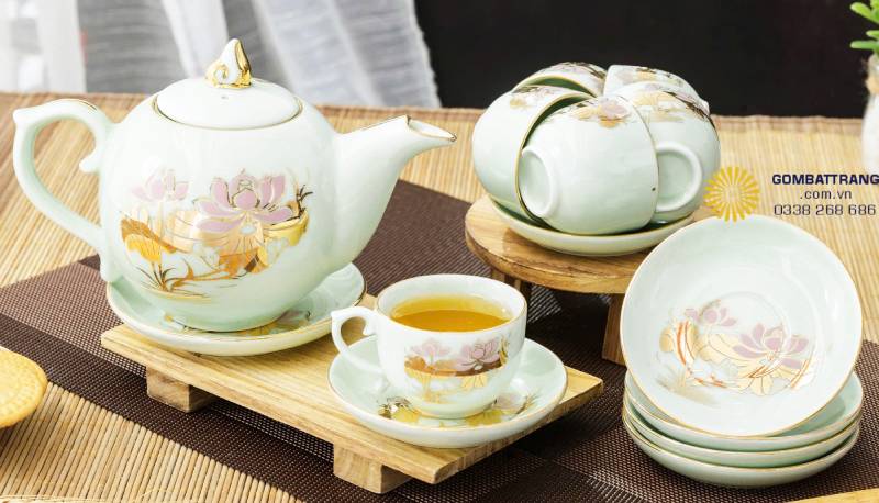 Thân ấm được tạo khối bầu tròn căng tràn, tựa một giọt ngọc lớn được mài bóng dưới ánh sáng ban mai.