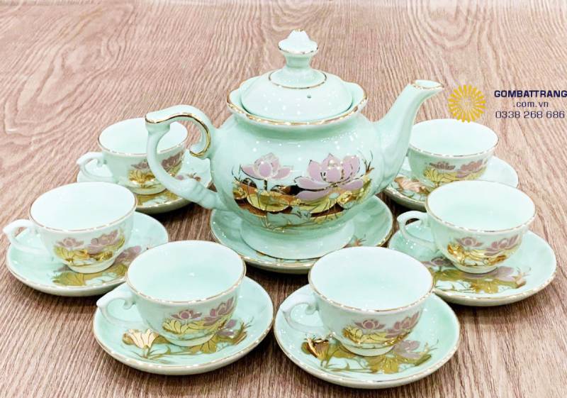 Dáng tròn mềm mại của thân ấm, quai vừa tay, chén ôm khít lòng bàn tay, tạo cảm giác chắc chắn nhưng vẫn nhẹ nhàng, nâng trải nghiệm uống trà lên tầm thẩm mỹ cao.