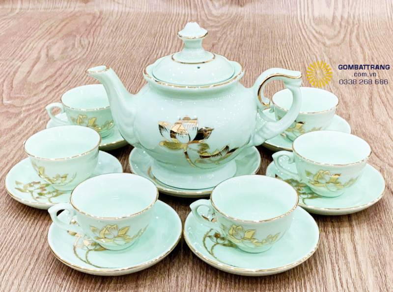 Bố cục ấm và 6 chén như đóa sen nở tròn đẹp mắt.