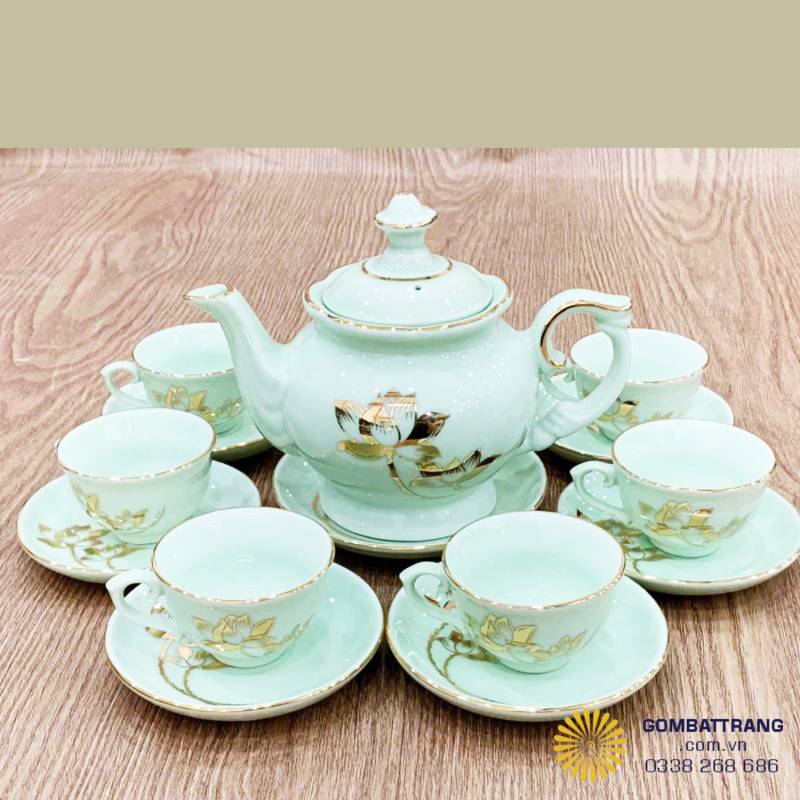 Tổng thể bộ ấm trà men ngọc dát vàng sang trọng, hài hòa từng chi tiết.