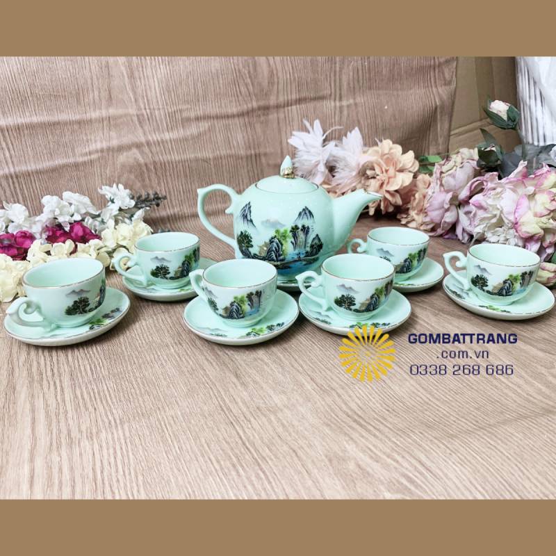 Bộ ấm trà&nbsp;xanh ngọc vẽ phong cảnh sơn thủy không chỉ đẹp ở sắc men hay họa tiết tinh xảo, mà còn mang trong mình linh hồn của đất Việt – được thổi hồn từ bàn tay tài hoa của nghệ nhân Bát Tràng.