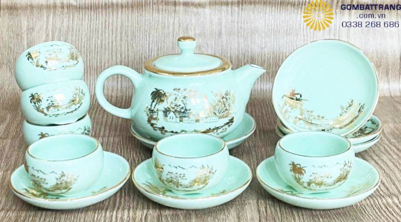 Cận cảnh ấm trà cho thấy độ bóng của lớp men và họa tiết sắc nét được vẽ tay bởi nghệ nhân.